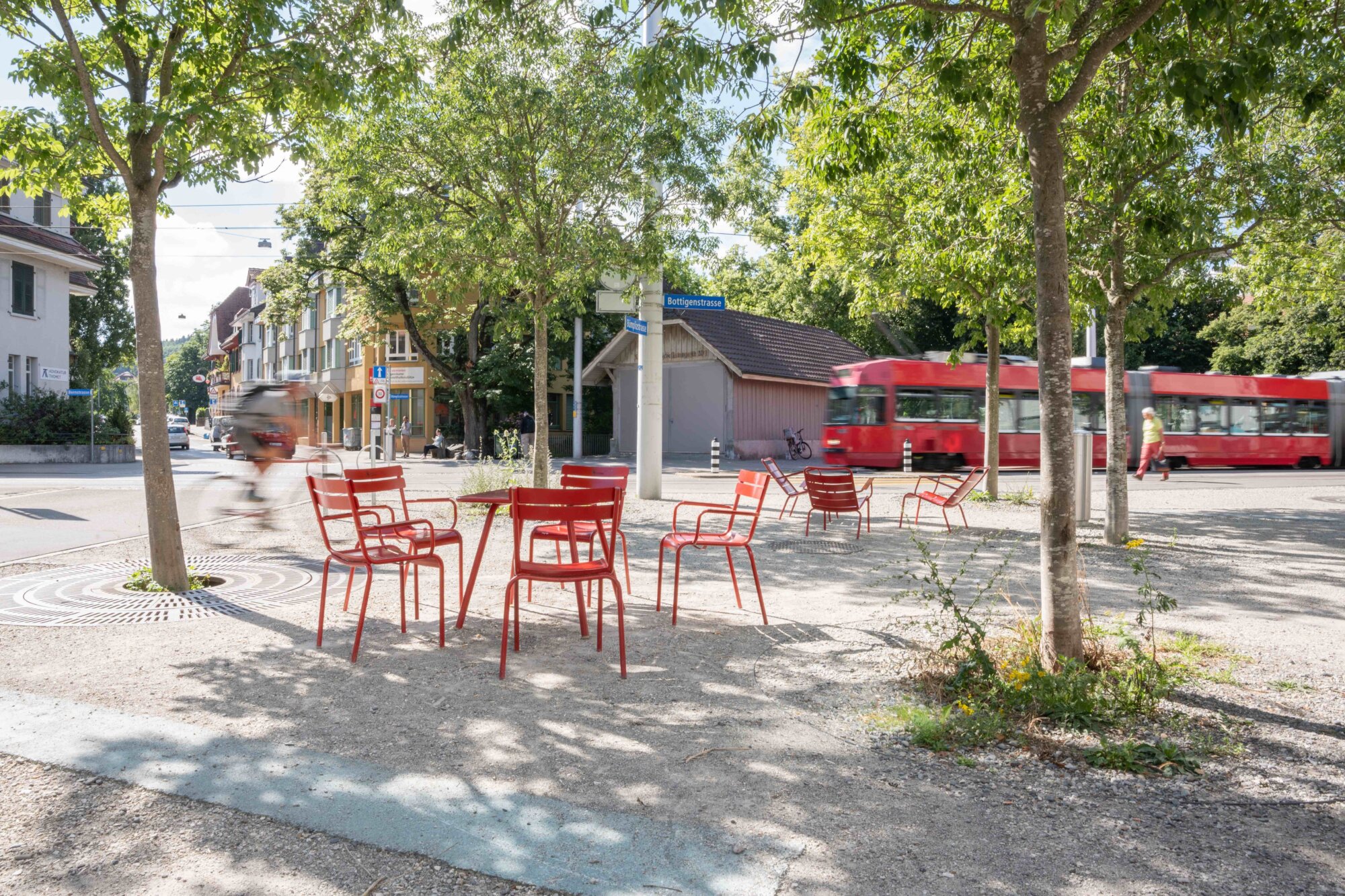 2021 erstellte Schattenplätze mit grosszügig entsiegelten Flächen unter hitzebeständigen Bäumen in der Fussgängerzone Bümpliz. Foto: © Stefanie Würsch