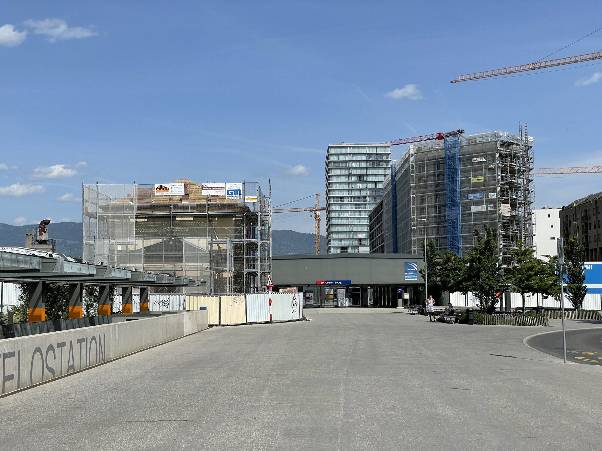 Die Haltestelle Chène Bourg mit dem verschobenen Bahnhofsgebäude (links) und dem Tour Opale im Hintergrund, Foto © Marc Zaugg Stern, RZU