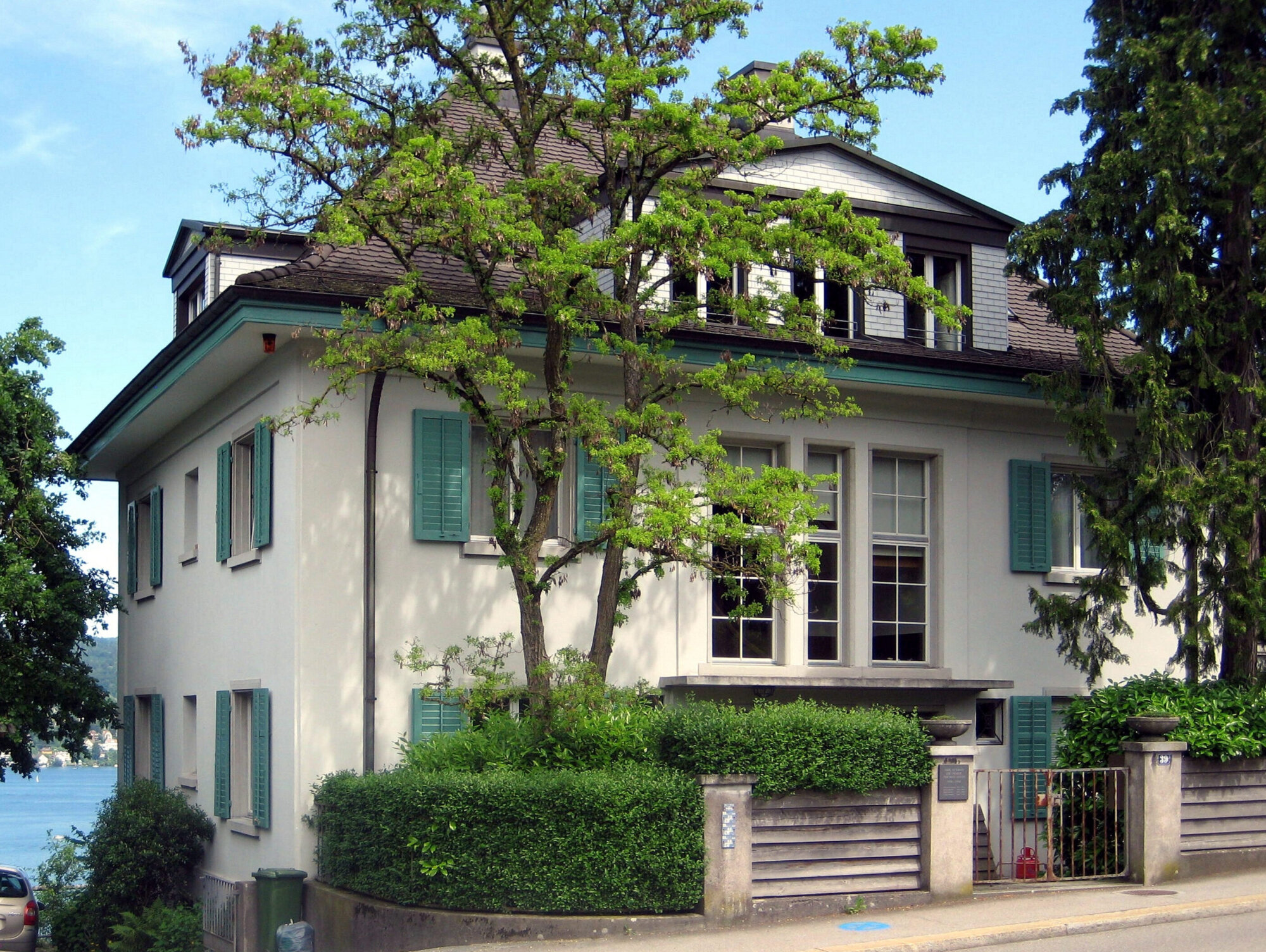 Bäume im Umfeld von Thomas Manns früherem Haus in Kilchberg (Foto: © Regi51, Wikimedia)