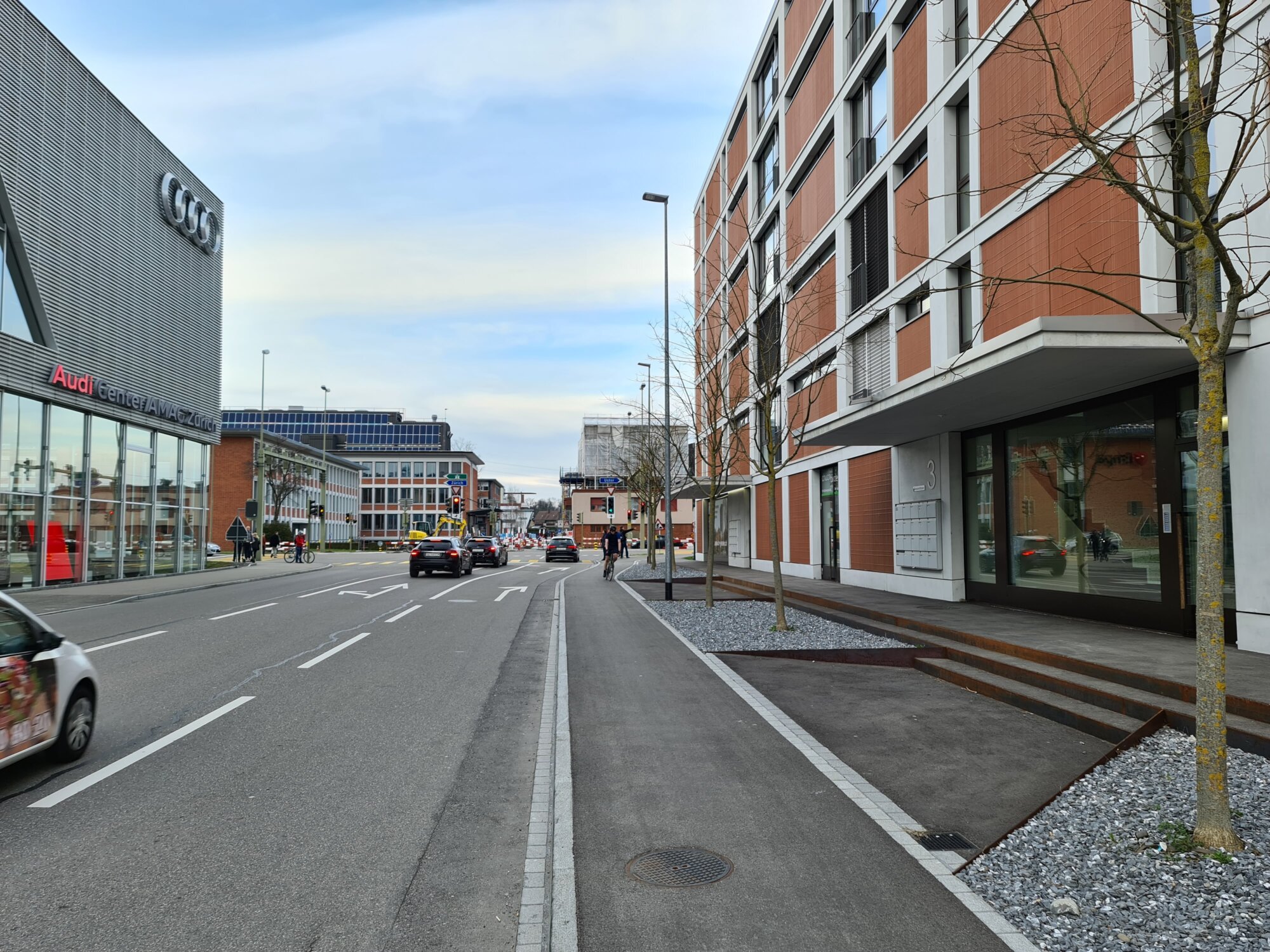 Fokusraum Zürich-Schwamendingen – Dübendorf. Die Überlandstrasse – ein Verkehrsraum in der Stadt aber ohne Aufenthaltsqualitäten einer innerstädtischen Strasse (Foto: © Witali Späth, RZU)